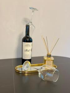a bottle of wine and glasses on a table at Evelyn Apartment in Bistriţa