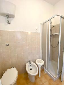 サン·ヴィンチェンツォにあるAppartamento Elisaのバスルーム(シャワー、トイレ、シンク付)