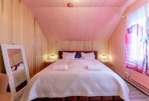 1 dormitorio con 1 cama grande y 2 lámparas en Mäkkylän Helmi en Helsinki