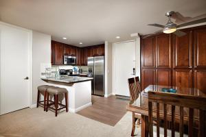 cocina con armarios de madera y encimera en D205 - Serenity Hideaway en Oceanside