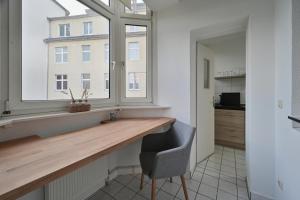 eine Küche mit einer Holztheke und einem Fenster in der Unterkunft Goodliving Apartments mit Netflix Büro und Parkplatz in Essen