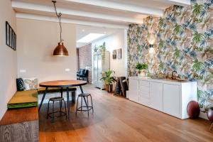 阿姆斯特爾芬的住宿－Luxurious Family Home Amstelveen，厨房以及带桌椅的用餐室。