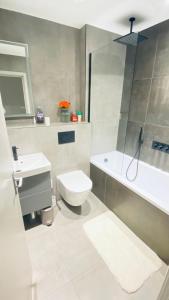 a bathroom with a toilet and a sink and a shower at Shadwell - walking distance to Tower Bridge, two stations in close proximity in London