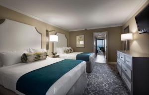 Tempat tidur dalam kamar di Breakers Resort Hotel