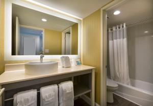 Kamar mandi di Breakers Resort Hotel