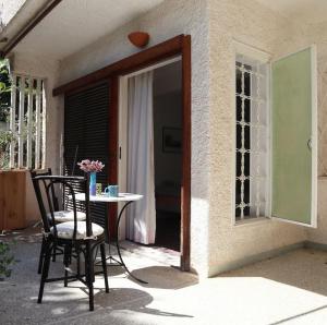 Gallery image of Sunny summer house with sea view in Koropíon