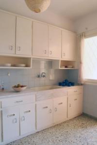 Gallery image of Sunny summer house with sea view in Koropíon