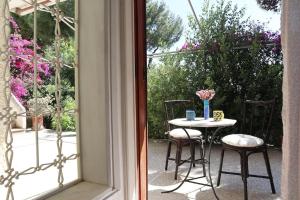 Gallery image of Sunny summer house with sea view in Koropíon