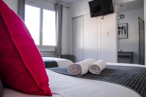 Postel nebo postele na pokoji v ubytování Hôtel Le Tivoli