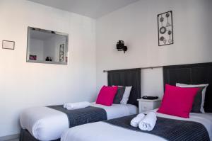Postel nebo postele na pokoji v ubytování Hôtel Le Tivoli