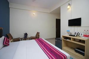 a hotel room with a bed and a tv at Flagship 9046 Hotel Metro Star in New Delhi