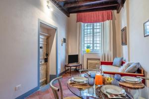 ein Wohnzimmer mit einem Tisch und einem Sofa in der Unterkunft San Pietro Somaldi Apartment in Lucca