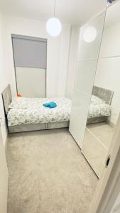 a room with a bed and a mirror at Shadwell - walking distance to Tower Bridge, two stations in close proximity in London