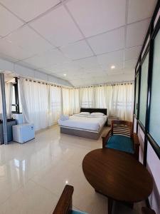 a bedroom with a bed and a table and chairs at Hermit crab 19 in Ullāl