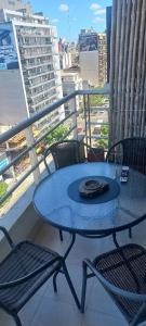 stół na balkonie z widokiem na miasto w obiekcie Departamento en belgrano nuñez , sobre cabildo! w BuenosAires