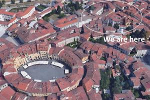 une vue aérienne sur une ville avec des toits dans l'établissement Cortile in centro - Charm Suite Heart of Lucca, à Lucques