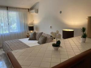 a bedroom with a large bed with flowers on it at Rincón Natural PA in Puerto Aventuras +32 photos