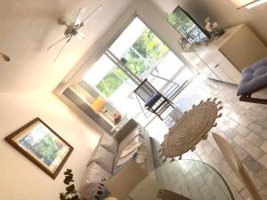 an overhead view of a living room with a large window at Rincón Natural PA in Puerto Aventuras