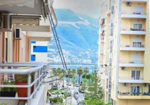 une vue sur une ville depuis deux bâtiments dans l'établissement COASTAL RETREAT - Beach Apartment Vlore, à Vlorë