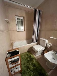 uma casa de banho com um WC, uma banheira e um lavatório. em Casa do Eirô em Resende