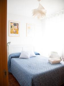 A bed or beds in a room at Alojamiento Turistico Zamora 58