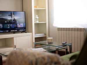 A television and/or entertainment centre at Alojamiento Turistico Zamora 58