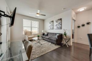 ALL041 -Luxe 2BD 2BA Apt in Allen的休息区
