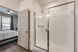 ALL041 -Luxe 2BD 2BA Apt in Allen客房内的一张或多张床位