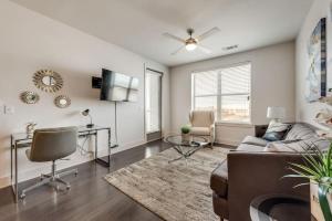 ALL041 -Luxe 2BD 2BA Apt in Allen的电视和/或娱乐中心
