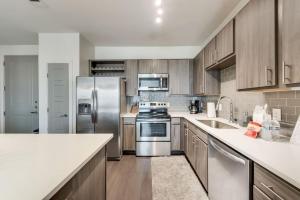 ALL041 -Luxe 2BD 2BA Apt in Allen的厨房或小厨房
