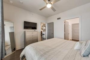 ALL041 -Luxe 2BD 2BA Apt in Allen客房内的一张或多张床位
