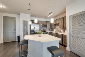 艾伦ALL041 -Luxe 2BD 2BA Apt in Allen的厨房里设有一个白色的大岛