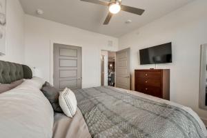 艾伦ALL041 -Luxe 2BD 2BA Apt in Allen的一间带床和平板电视的卧室
