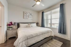 ALL041 -Luxe 2BD 2BA Apt in Allen客房内的一张或多张床位