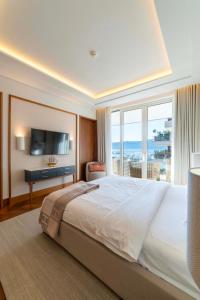 1 dormitorio con cama grande y ventana grande en Porto Montenegro Residence Elena en Tivat