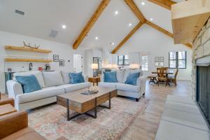 Χώρος καθιστικού στο Waterfront Flippin Retreat with White River Access!