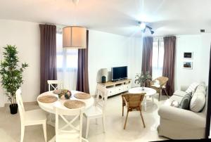Apartamento Turístico Julia Gemella Acci في غواديكس: غرفة معيشة مع أريكة وطاولة