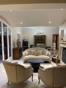 uma sala de estar com um sofá e uma mesa em Grande villa de 8 chambres avec piscine et tennis em Tourrettes-sur-Loup