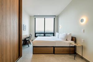 Be Grand by Wynwood House客房内的一张或多张床位
