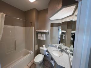ein Bad mit einem Waschbecken, einem WC und einer Dusche in der Unterkunft Scottish Inns Ronks in Ronks