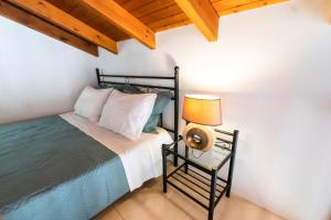 Postel nebo postele na pokoji v ubytování YIAYIA's Central Apartment