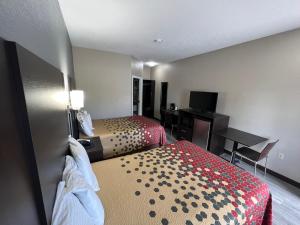 ein kleines Hotelzimmer mit einem Bett und einem Schreibtisch in der Unterkunft Scottish Inns Ronks in Ronks