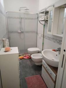 y baño con 2 lavabos, aseo y ducha. en Toni di Rosa, Tavullia centro en Tavullia