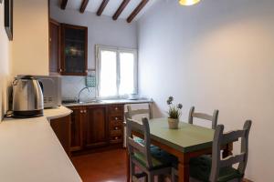 eine Küche mit einem Tisch und Stühlen im Zimmer in der Unterkunft La Casa di Emilia in Florenz