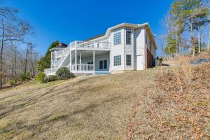 ein großes weißes Haus mit einem großen Hof in der Unterkunft Lake Hartwell Getaway with Private Dock and Fire Pit! in Fair Play