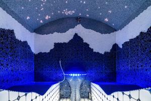 a room with blue walls and a ceiling with stars at Folwark Wrzosówka Holiday Home in Kłopotnica