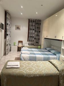 1 dormitorio con 2 camas y 1 silla en CA, BOTTE, en Venecia