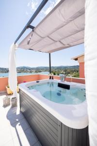a hot tub on the roof of a house at Swan House - Panoramic View in Kommeno in Kommeno