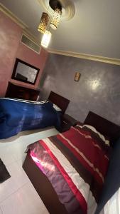 アンマンにあるTarawneh & Thawabiのベッドルーム(ベッド1台、薄型テレビ付)