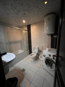 アンマンにあるTarawneh & Thawabiのバスルーム(トイレ、洗面台、洗濯機付)